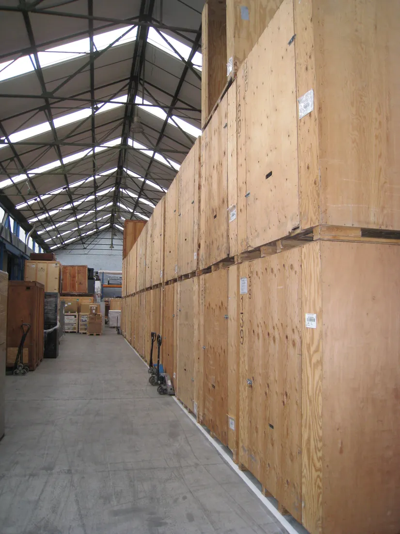 Interieur van het verwarmde, beveiligde opslagmagazijn van Servaes Services in Vilvoorde